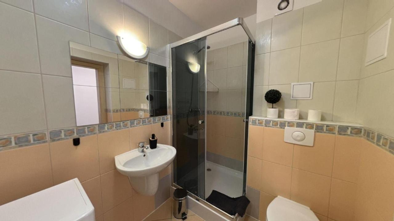 Liptovský Mikuláš 2 Room Apartment - V Blizkosti Nizkych Tatier 406, Apartmany Liptov מראה חיצוני תמונה